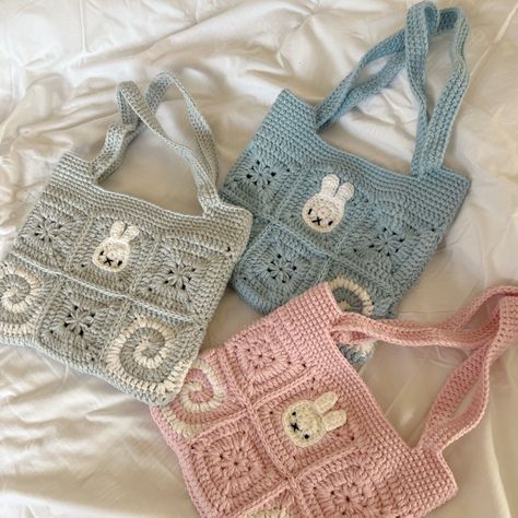 Pastel Bunny Tote Bag: A whimsical and stylish way to carry your Bags To Crochet, Crochet Patterns Bag, Crochet Bag Strap, Blue Crochet Bag, Gray Crochet, Purse Crochet, Bags Crochet, Crochet Shoulder Bags, Confection Au Crochet