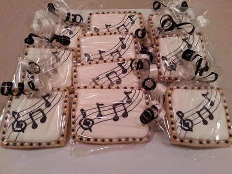 Music note sugar cookies by MerciBeauCookies.blogspot.com Music Cookies, Theme Cookies, Music Teaching, Cookie Favors, Concert Band, Cookie Ideas, Music Note, Sweet Table, Birthday Cookies