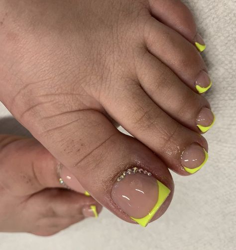 Neon Yellow Pedicure, Yellow Pedicure Ideas, Yellow Pedicure, Neon Pedicure, Neon Toe Nails, Pedicure Pies, Orange Toe Nails, Purple Toe Nails, French Toe Nails