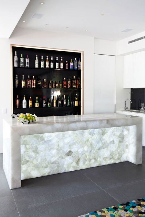 Barra de cocina hecha de cuarzo blanco con iluminación, en esta se enfoca toda la vista y a la vez ayuda a resaltar el gabinete trasero donde se encuentran los licores Modern Home Bar, Marble Bar, Luxury Bar, Home Bar Designs, Best Kitchen Designs, Basement Bar, Basement Renovations, Luxury Kitchen Design, Counter Top