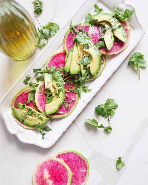 Watermelon Radish and Avocado Carpaccio- so super fresh, easy, and delicious! Perfect poolside snack for a hot summer day! Avocado Carpaccio, Desserts Spring, Dinner Spring, Carpaccio Recipe, Watermelon Radish, Radish Recipes, Spring Desserts, Avocado Recipes, Salad Bar