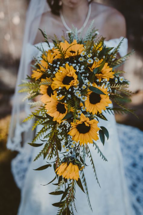 Wedding Bouquets Roses, Wedding Decor Trends, Sunflower Bridal Bouquet, Sunflower Wedding Decorations, Wedding Centerpieces Mason Jars, Rustic Sunflower Wedding, Wedding Flowers Sunflowers, Sunflower Wedding Bouquet, Sunflower Themed Wedding