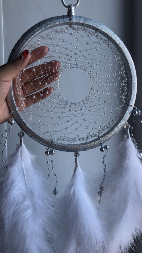 Atrapasueños Diy, Making Dream Catchers, Diy Dream Catcher Tutorial, Bohemian Crafts, Dream Catcher Tutorial, Dream Catcher Patterns, Beautiful Dream Catchers, Dream Catcher Decor, Dream Catcher White