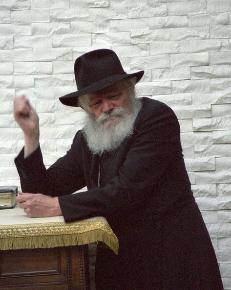 Dₑᵣ ᵣₑbbₑ ᵢₛ Gₑzᵤₙₜ! on Instagram: “Join Us Now! 🤝🏼🤍➡️ @RebbesPictures (Daily Picture of The Lubavitcher Rebbe. To get more informations, please DM❤) How does this picture…” Lubavitcher Rebbe, Daily Picture, Jewish Humor, Jewish Girl, Jewish Heritage, Jewish Women, Jewish Culture, Jewish History, Jewish People