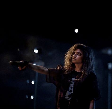 Gonna love seeing more of Rue in season 2 of euphoria <3 {I edited this} anyone and everyone should watch it, its relatable in ways and has amazing acting and casting // Mode Zendaya, Estilo Zendaya, Zendaya Outfits, Výtvarné Reference, Zendaya Style, Zendaya Coleman, Fav Celebs, Purple Aesthetic, Photo Profil