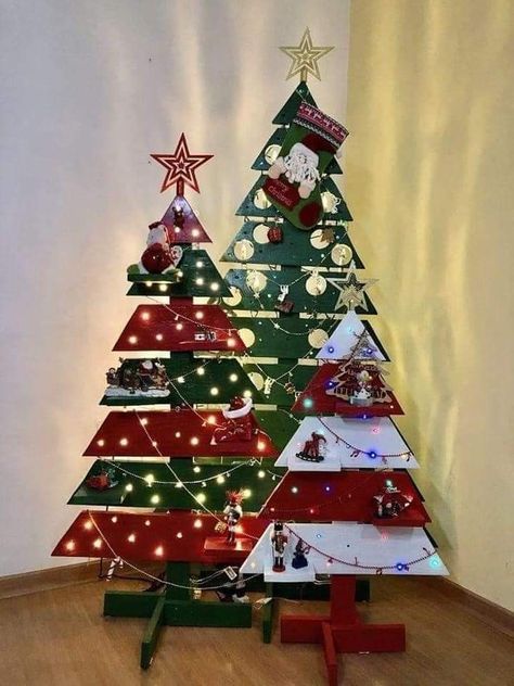 Wooden Christmas Tree Ideas, Christmas Trees Rustic, Christmas Tree Ideas 2023, Wooden Pallet Christmas Tree, Pallet Wood Christmas Tree, Pallet Wood Christmas, Church Christmas Decorations, Wooden Christmas Tree Decorations, Pallet Christmas Tree