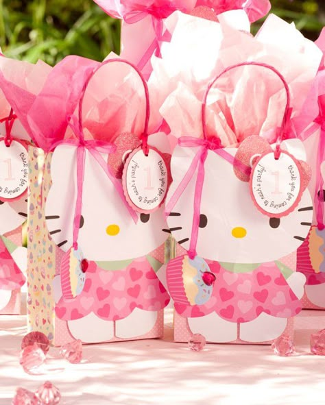 Hello kitty party favors Hello Kitty Gift Bags, Hello Kitty Party Favors, Hello Kitty Baby Shower, Hello Kitty Birthday Theme, Lila Party, Hello Kitty Theme Party, Kitty Birthday Party, Anniversaire Diy, Hello Kitty Birthday Party