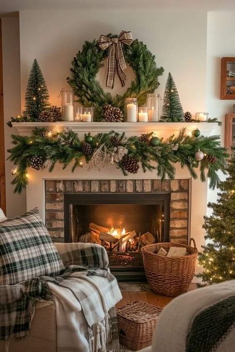 Interior Design Christmas Decor, Christmas Decorating Fireplace, Christmas Mantels Decorations, Fireplace Garland Ideas, Christmas Fireplace Mantels Ideas, Christmas Mantel Decorations Diy, Wreath On Fireplace, Christmas Decor Ideas Fireplace Mantles, Candles On Fireplace Mantle