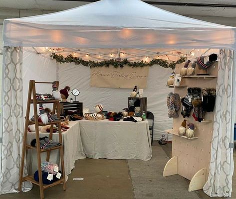 Craft Show Tent Decor, Pop Up Tent Boutique Ideas, Indoor Market Set Up Ideas, Market Canopy Display, Modern Farmers Market Display, Market Stall Decoration Ideas, Flee Market Stall Ideas, Craft Fair Checkout Station, Aesthetic Booth Design