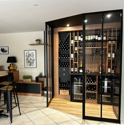 Une cave à vin dans le salon, separée par une verrière ? C'est possible grâce au sur-mesure !  Réalisé par Quadro Le Mans Cave Vin, Cave A Vin, Showroom, Garage, Quick Saves, Design