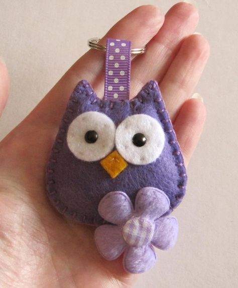 Just finished this commission for a purple Hootie with a flower keyring, hope you like her. x Felt Keyring, Owl Sewing, Felt Keychain, Felt Ornaments Patterns, Felt Owls, Owl Fabric, Felt Crafts Diy, Owl Crafts, Felt Patterns