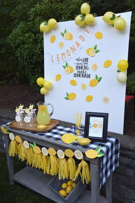 Juice Decoration Ideas, Lemon Party Theme, Lemonade Party Decorations, Limonade Bar, Lemonade Stand Birthday, Valentines Tea Party, Stall Decorations, Diy Lemonade, Lemonade Bar