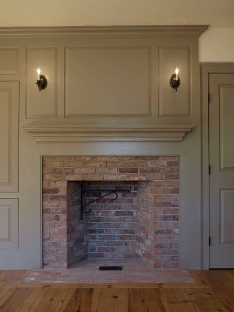 Fireplace Colonial, Flint Cottage, American Colonial Interior, American Fireplace, Colonial Fireplace, Classic Colonial Homes, Fireplaces Layout, Fireplace Mantles, Mantle Ideas