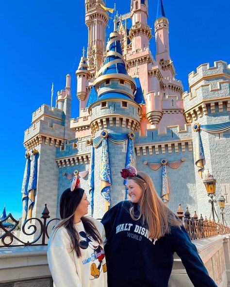 Disney World Vintage, Disney Sweet 16, Disney Movie Collection, Kingdom Castle, Magic Kingdom Castle, Disney Poses, Disney Eras, Disney Photo Ideas, Disney World Pictures