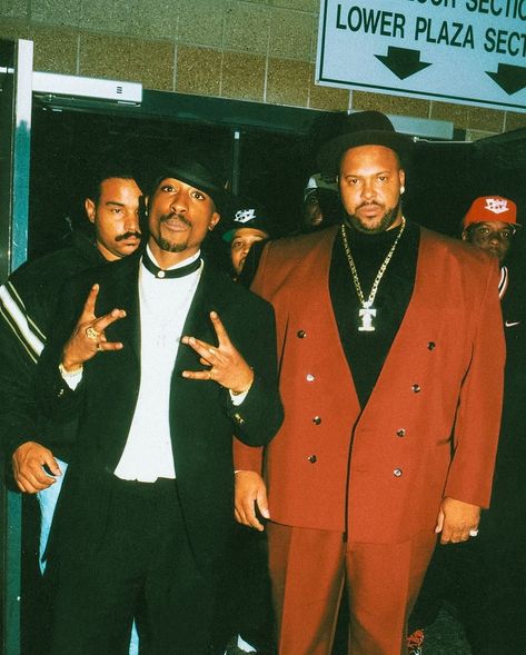 96tupac ✿ on Instagram: “@2pac and Suge Knight photographed at the @miketyson vs. @frankbrunoboxer fight at @mgmgrand- March 16, 1996” Hip Hop Pictures, 2pac Pictures, 2pac And Biggie, Aaliyah And Tupac, Tupac Photos, Tupac And Biggie, 2pac Videos, Tupac Makaveli, 2pac Shakur