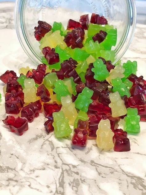 I Made Collagen Protein Gummy Bears So You Don't Have To Healthy Gummies, Homemade Gummies, Sugar Free Snacks, Gummies Recipe, Bear Recipes, Postre Keto, Keto Candy, Sugar Free Candy, Candy Treats