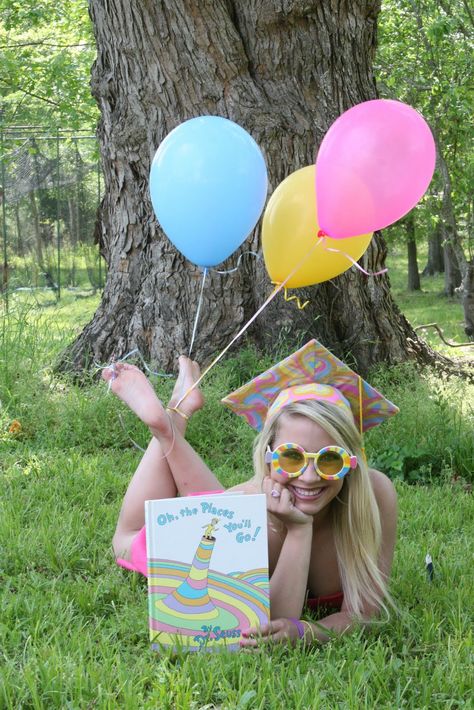 Cutest graduation photo idea! I MUST do this one @Ashley Walters Walters Walters Young Teacher Photoshoot, Master's Graduation, Ashley Walters, Graduation Pic Ideas, 5th Grade Graduation, College Pictures, College Graduation Photoshoot, Ashley Young, Grants For College