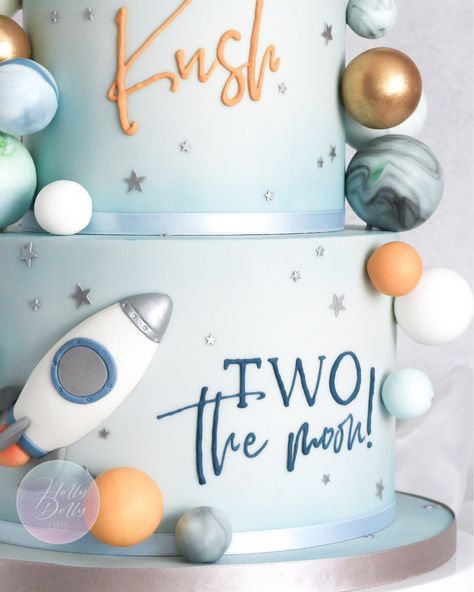 ~ Two The Moon ~ I really love creating bespoke designs that are personal, so when a client shows me the invitation, I get excited! Also, a great example of how I use my transfer and piping method to use specific lettering! If you haven't seen it already, see my previous reel for the method 🙂 Also I tried a marbling technique for the planets this time which worked really well! ----------------------------------------- #surreycakes #kidsbirthdaycakes #kidsbirthdaycake #hollydollycakesuk #holl... Two The Moon Birthday Cake, Moon Birthday Cake, Dolly Cakes, Two The Moon Cake, Moon Birthday, Holly Dolly, Moon Cakes, Two The Moon, Marbling Techniques