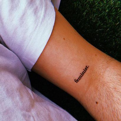 Tatouages : toutes nos idées de dessins engagés pour les féministes convaincues et convaincantes - Grazia Feminist Tatoos Ideas, Feminism Tattoo, Equality Tattoos, Feminist Tattoo, Girl Power Tattoo, Power Tattoo, Tattoos For Girls, Muster Tattoos, Small Girl Tattoos