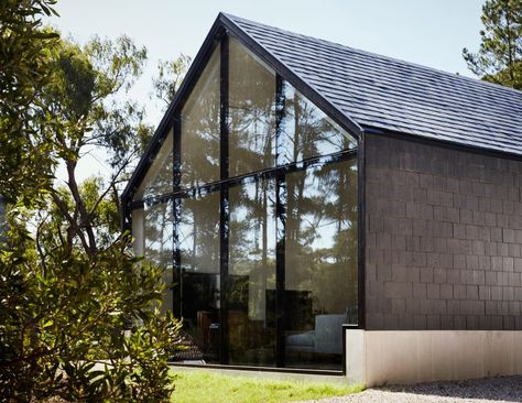 Hepburn Springs House by Telha Clarke features glazed gable end Slate Shingles, Japanese Inspired Home, Melbourne Architecture, Contemporary Cabin, Rural House, Weekend House, Australian Architecture, Architecture Office, Australian Homes