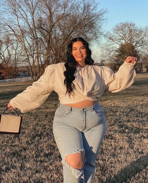 Unsure of her @ !! Outfits Baddie Girl, Outfits Gorditas, Outfits Baddie, Fashion Outfits Plus Size, Plus Size Baddie Outfits, Big Women Fashion, Outfits Curvy, Chubby Fashion, Curvy Women Jeans