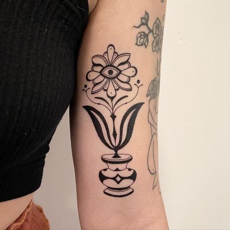 Aurora Tattoo, Love Yourself Tattoo, Back Of Arm Tattoo, Nouveau Tattoo, Traditional Tattoo Flowers, Female Tattoo Artists, Blackwork Tattoo, Tattoo Styles, Butterfly Tattoo