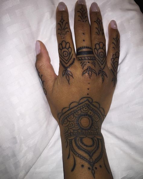 Dreka Gates on Instagram: “And my hand...not going to lie...no real meaning...I just told @kristytattooz the look I was going for and she put this together for me.…” Dreka Gates Tattoo, Gates Tattoo, Dreka Gates, Tattoo Hand, Thigh Tattoos Women, Beauty Mark, Instagram Analytics, Thigh Tattoo, Henna Tattoo