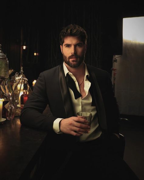 Nick Bateman on Instagram: “On set with @justinwu 🎥 • Dp @sandteaeggo Styling @mr.stevenbranco Suit @gotstylemen Make-up @jelissairis Location @barchef” Alfa Man, Nico Russo, Nick Bateman, Ugly Love, Character Inspiration Male, Men With Street Style, David Gandy, Fashion Suits For Men, Aesthetic Guys