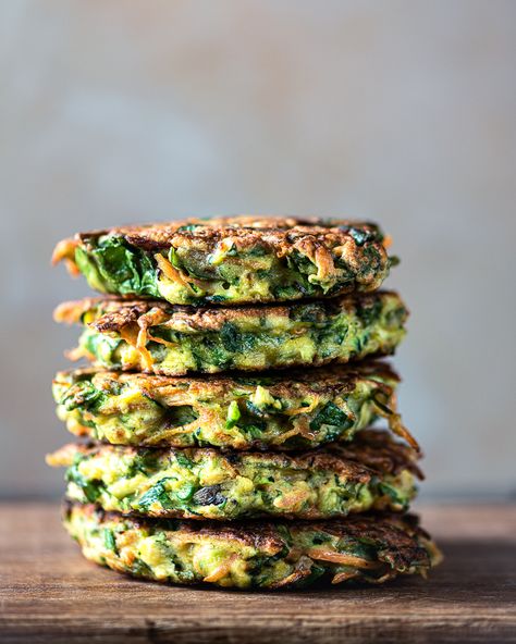 { Ultimate Veggie Fritter } I don't know what's more satisfying to sink my teeth into than a crispy fritter. Crunchy on the outside, soft on the inside, packed with colour and flavour, and in this case, loaded with good-for-you, nutritious goodness! It just doesn't get Bacon Cake, Veggie Fritters, Coconut Pancakes, Easy Whole 30 Recipes, Nom Nom Paleo, Spinach Egg, Paleo Lunch, Paleo Breakfast, Whole 30 Recipes