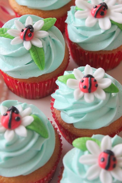 Ladybug Cupcakes Easy, Lady Bird Cupcakes, Bug Themed Cupcakes, Ladybug Cupcake Cake, Decorated Mini Cupcakes, Cute Cupcake Decorating Ideas Easy, Cupcake Decorating Ideas Aesthetic, Spring Cupcakes Ideas, Ladybug Cupcakes Ideas