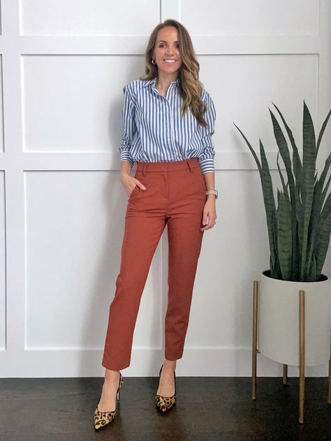 Colored Pants Outfits, Outfit Pantalon, Outfit For Church, Office Outfit Ideas, Button Ups, Shirt Outfits, Outfits For Spring, Outfit Formulas, 90s Fashion Outfits