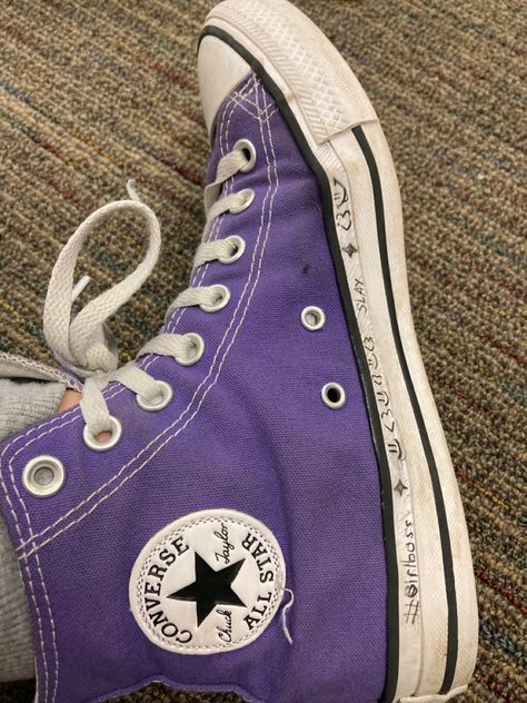 Purple Converse Aesthetic, Taylor Swift Converse, Converse Ideas, Converse Aesthetic, Shoe Tattoos, Purple Converse, Purple Vibe, Pretty Shoes Sneakers, Girls Converse