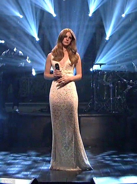 HELP, anyone know the designer of Lana Del Rey's dress (from her SNL performance)? 60s Prom, 8th Grade Prom Dresses, Jason Sudeikis, Ricky Gervais, Iconic Dresses, Prom Looks, Lana Del Ray, Dress Aesthetic, Grad Dresses