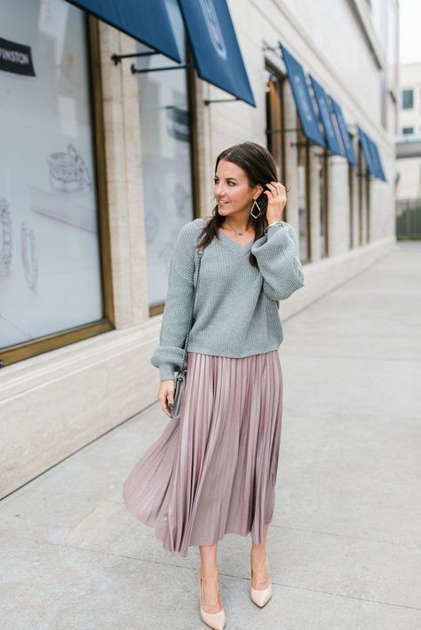 workwear | sweater and midi skirt outfit | petite fashion | Houston Fashion Blogger Lady in Violet #workwear #midiskirt #petitefashion #winteroutfit #graysweater Sweater And Midi Skirt Outfit, Midi Rock Outfit, Midi Skirt Winter, Rok Midi, Elegant Midi Skirt, Outfit Petite, Rok Outfit, Goth Outfit, Rok Plisket