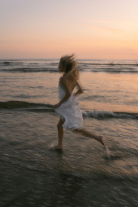 Beach Editorial, Beach Photo Session, Running On The Beach, Beach Photography Poses, Beach Shoot, Portrait Photos, Photographie Inspo, Beach Portraits, Senior Photoshoot