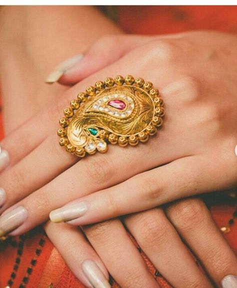 Unique Gold Wedding Rings, Antique Gold Rings, Wedding Jewelry Sets Bridal Jewellery, Gold Jewelry Outfits, Gold Jewellry, New Gold Jewellery Designs, Diamond Pendants Designs, Temple Jewelry, Antique Jewellery Designs