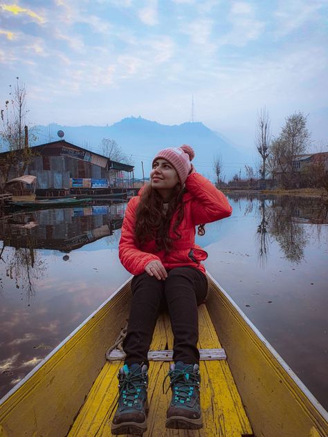 Shikara Boat Kashmir Photography, Srinagar Photography Poses, Poses For Kashmir, Photos In Kashmir, Photography In Kashmir, Kashmir Dressing Ideas, Gulmarg Outfit Ideas, Photo Poses In Kashmir, Srinagar Outfit Ideas