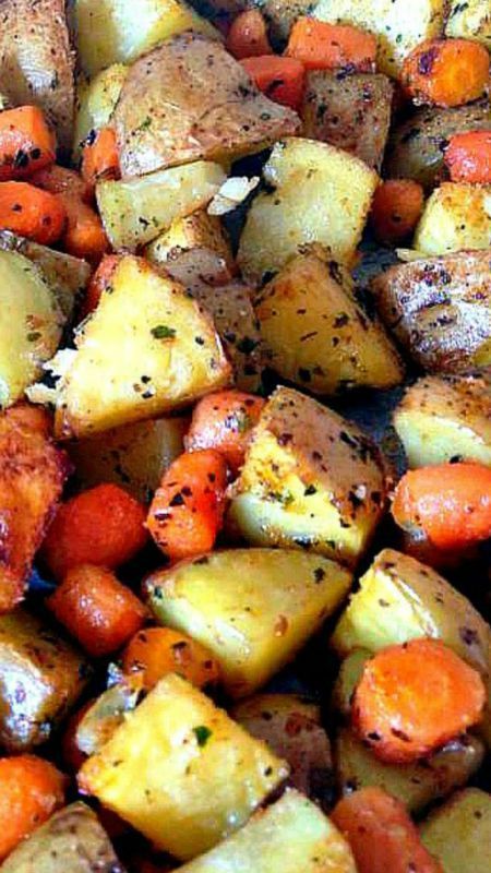 Spiced - Oven Baked Potatoes & Baby Carrots ~ A popular family recipe and very flexible with the flavors and ingredients. Roasted Potatoes Russet, Oven Baked Potatoes, Russet Potato Recipes, Easy Scalloped Potatoes Recipe, Roasted Potatoes And Carrots, Perfect Baked Potato, Potatoes In Oven, Potatoes And Carrots, Baked Veggies