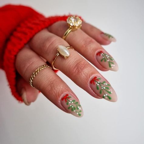 Dec Nails, Nail Art Noel, Christmas Gel Nails, Nice Nails, Seasonal Nails, Christmas Nail Art Designs, Manicure Ideas, Under The Mistletoe, Nail Styles