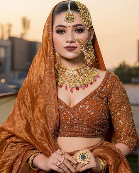 Golden Dress Makeup, Makeup Look For Blue Eyes, Makeup Look Asian, Makeup Look For Black Women, Makeup Look For Brown Eyes, Makeup Look Indian, Golden Makeup Look, Black And Golden Dress, Lengha Dress