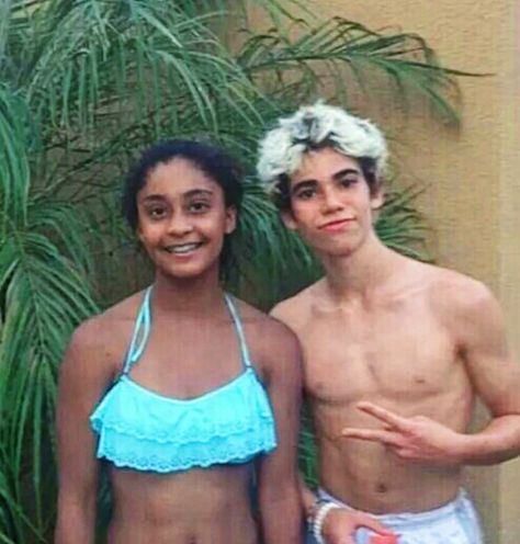 Cameron Boyce And Dove Cameron, Jessie Halloween, Cameron Boys, Old Disney Channel, Descendants Cast, Tom Holland Imagines, Thomas Doherty, Freckles Girl, Funny Black People