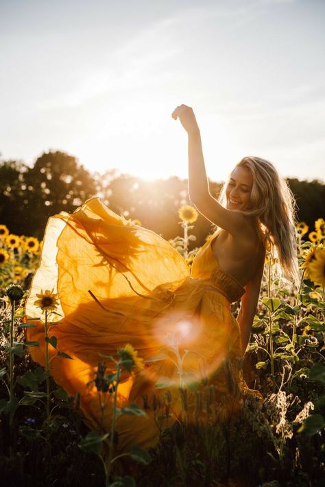 Sunflower Patch Photoshoot, Sunflower Photoshoot Ideas, Vintage Couple Photography, Sunset Sunflower, Cute Senior Pictures, Sunflower Photography, Sisters Photoshoot Poses, Sunflower Photo, Sisters Photoshoot