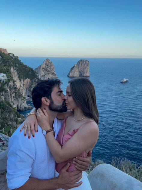 Couples; Love; Casal; Amor; Kiss; photography Couple Vacation Pictures Selfie, Capri Proposal, Capri Aesthetic, Mode Editorials, Romantic Couple Kissing, Romantic Couples Photography, Couples Vacation, Couple Kissing, Couples Hugging