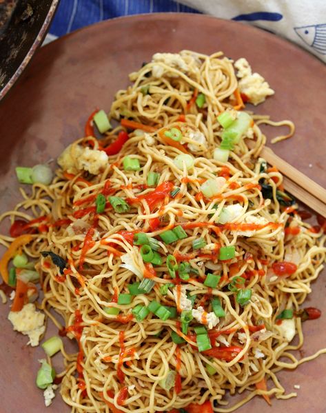 Vegetarian Chow Mein - Food Pleasure and Health Vegetarian Chow Mein Recipe, Vegetarian Chow Mein, Stir Fry Meat, Vegetarian Oyster Sauce, One Pot Vegetarian, Baked Butternut Squash, Chow Mein Recipe, Asian Noodle Recipes, Asian Noodle