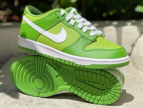 Dunks Shoes Green, Lime Green Dunks, Dunk Verte, Green Jordan Ones, Green Low Dunks, Chlorophyll Dunks Outfit, Green Dunks Outfit, Chlorophyll Dunks, Nike Shoes Green