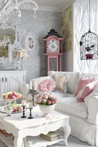 La teinte prédominante au style shabby chic est le blanc, ponctué de touche de couleurs pastel et délicate comme le rose poudré, le bleu lilas et le vert d’eau qui s’associent parfaitement à l’aspect usé des meubles. Les couleurs éclatantes sont néanmoins à éviter ! Shabby Chic Romantico, Shabby Chic Living Room Furniture, Shabby Chic Girls Bedroom, Camera Shabby Chic, Shabby Chic Decor Living Room, Shabby Chic Interior Design, Modern Shabby Chic, Shabby Chic Wall Decor, Cottage Shabby Chic