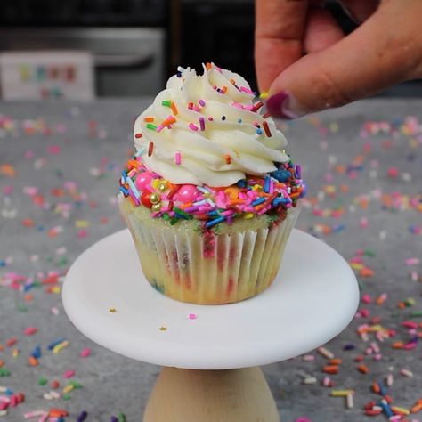 Funfetti Cupcakes Decorating, Cupcakes With Sprinkles Decorating, Animal Circus, Minnie Cupcakes, Confetti Cupcakes, Funfetti Cupcakes, Colorful Cupcakes, Filled Cupcakes, Cupcake Designs