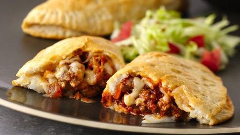 A tender, flaky biscuit wraps around your favorite taco fillings in an easy, flavor-packed hot sandwich. Taco Melts, Grands Biscuits, Melt Recipe, Pillsbury Recipes, Diner Recept, Hot Sandwich, Easy Taco, Sloppy Joe, Cheap Dinners