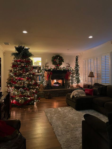 #christmas #christmasdecor #holidays#christmastreeideas#christmaswallpaper #wallpaper#christmaslistidea Small Living Room Ideas Christmas, House With Christmas Decorations, Christmas At Grandmas House, Southern Christmas Aesthetic, Christmas House Inside, Christmas House Ideas, Christmas Apartment Decor, Preparing For Guests, Christmas Decor Simple