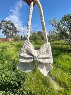 Crochet University Bag, Crochet Free Patterns Bag, Crochet Bag Beginner, Acrylic Yarn Crochet Projects, Crocheted Bows, Crochet Bow Bag, Trendy Crochet Patterns, Purse Patterns Free, Crochet Bow